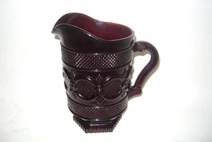 Jarra roja rubí Avon The 1876 Cape Cod Collection 8"H 5" diámetro tiene capacidad 48 oz con mango - Imagen 1 de 7