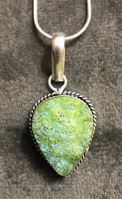 Pingente de pedra preciosa drusa verde limão em corrente de cobra prata  - Imagem 1 de 4