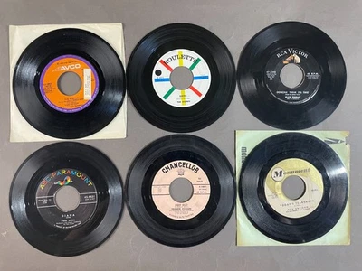 LOT: 6 45 RPM 7" SINGLES ELVIS PRESLEY PAUL ANKA FRANKIE AVALON ROY ORBISON - Image 1 of 4