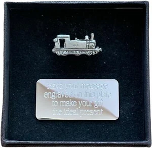 Personalisierte Geschenkbox & handgefertigte Zinn Dampfeisenbahn Pin Anstecker GRATIS GRAVUR - Bild 1 von 4