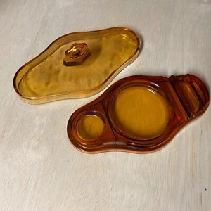 Precioso plato organizador de tocador de vidrio ámbar vintage con tapa grabado floral de 8" de largo - Imagen 1 de 14