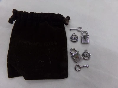 Michael Kors Lote de 6 Dijes Monedero Suelto Tono Plata Cerradura, Llave y Logo Foto 1 de 4