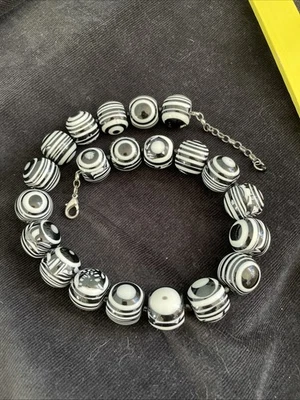 Collar Declaración Arte Pop Firmado Carlos Sobral Cuentas Blanco y Negro Olho Grego Foto 1 de 4