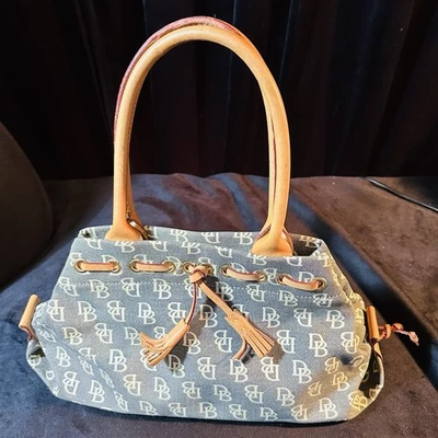 ¡Raro! Bolso de Mano Gris Dooney & Bourke Logo Firma Cuero Lona Borla-NUEVO SIN ETIQUETAS Foto 1 de 4