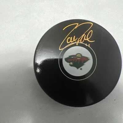 Disco de hockey salvaje autografiado por Zach Parise Minnesota certificado de autenticidad Steiner de la NHL Foto 1 de 3