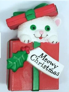 Kitty Cat Brooch Pin Christmas Gift Box with Merry Christmas White Sign New - Picture 1 of 12
