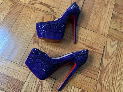 Christian Louboutin Púrpura Narciso Negro Tachonado Bomba Plataforma Talla Alta 38 Foto 1 de 4
