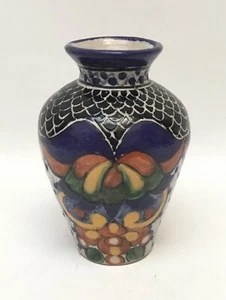 Jarrón de cerámica vintage pequeño azul en relieve Portugal? Firmado 5 1/4” - Imagen 1 de 3