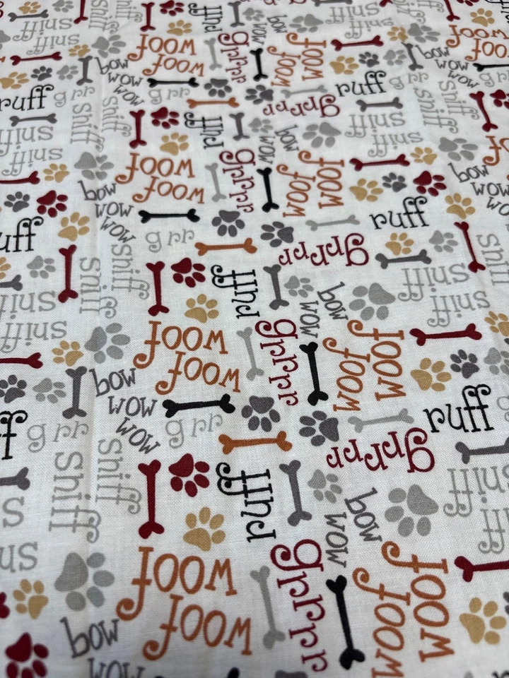 Tecido de algodão com tema de cachorro 17"x 44" com estampas de pata e padrão de ossos para costura - Imagem 1 de 4