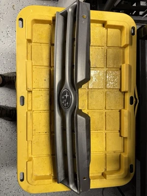 Subaru Impreza 1997 parrilla delantera con emblema OEM sin pestañas rotas usado buen estado Foto 1 de 4