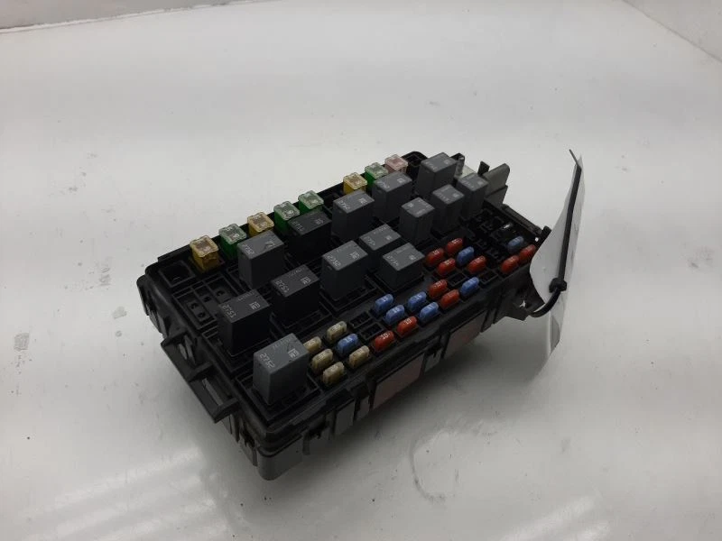 Fuse Box Engine 05-09 Pontiac Montana 25828983 - Image 1 of 4