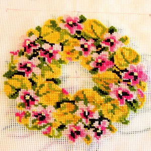 Vintage vorgearbeitet Blumen Nadelspitze Canvas Wolle Wandteppich Runde Stiefmütterchen - Bild 1 von 8