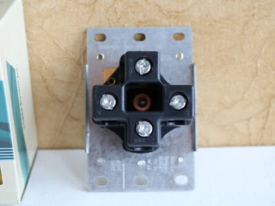 Dryer Power Outlet Receptacle 30 amps 3 Pole 4 Wire NEMA 14-30R Flush Mount NEW - Image 1 of 4