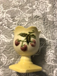 1946 Vintage HULL Pottery Vase Fiesta Yellow Strawberries Gold Trim Made In USA - Picture 1 of 10