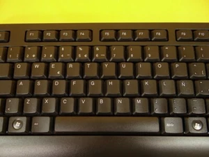 Funktastatur+Funkmaus/Reichweite bis zu 5 m und USB-Empfänger/2,4 GHz/SW/QWERTY - Bild 1 von 4