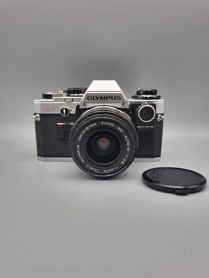 OLYMPUS OM 10 REFLEX ANALOGICA CON MANUALE ADAPTER E OBIETTIVO 35 MM F 2,8 - Immagine 1 di 4