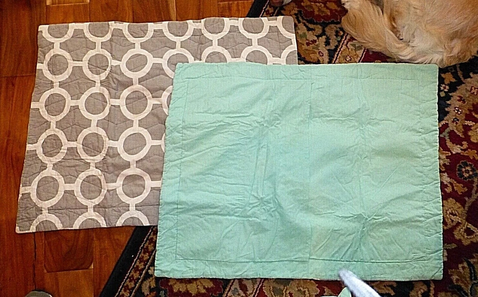 Fundas de almohada acolchadas Pottery Barn Teen Sea Foam verde, blanco y gris 28" x 22" Foto 1 de 2