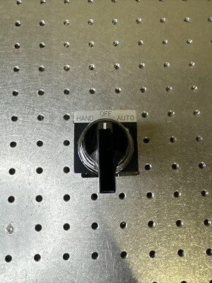 CUTLER HAMMER SELECTOR SWITCH 10250T/91000T 3 POSITION Maintained - Image 1 of 3