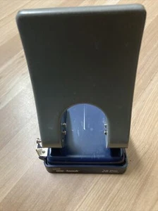 Staples One-Touch 2-hole punch 28 sheet capacity - Picture 1 of 5