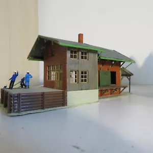 Haus Güterbahnhof mit Figuren Faller 154/B ohne OVP Spur H0 - Bild 1 von 6