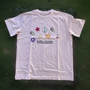 Marc Jacobs Fragrances Pink Graphic T-Shirt Cat Flowers Stars Cherries MJ Logo - Picture 1 of 6