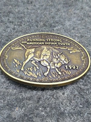 Cinturón de latón con hebilla ovalada Buffalo 1997 Running Strong for American Indian Youth Foto 1 de 4