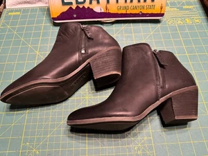 Frye Judith kurze schwarze Leder-Bootie Damengröße 8 — 2" gestapelter Absatz doppelter Reißverschluss - Bild 1 von 9