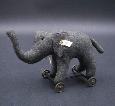 STEIFF Filzelefant auf Rädern limitiert EAN 420412 aus 2004 Club Edition - Bild 1 von 4