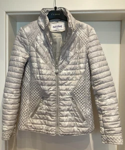 Schicke, leichte Steppjacke, abnehmbare Kapuze, Frankreich, grau-weiß, Gr. 38 - Bild 1 von 4