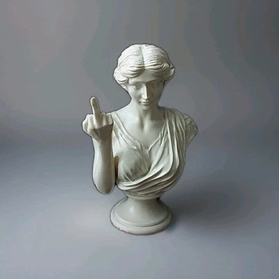 Divertida estatua de diosa dedo medio Foto 1 de 4