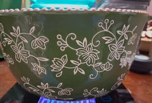 TEMPTATIONS GRÜNE BLUMENSPITZE 2,5 QT. SCHALE MIT GRIFFEN - Bild 1 von 4