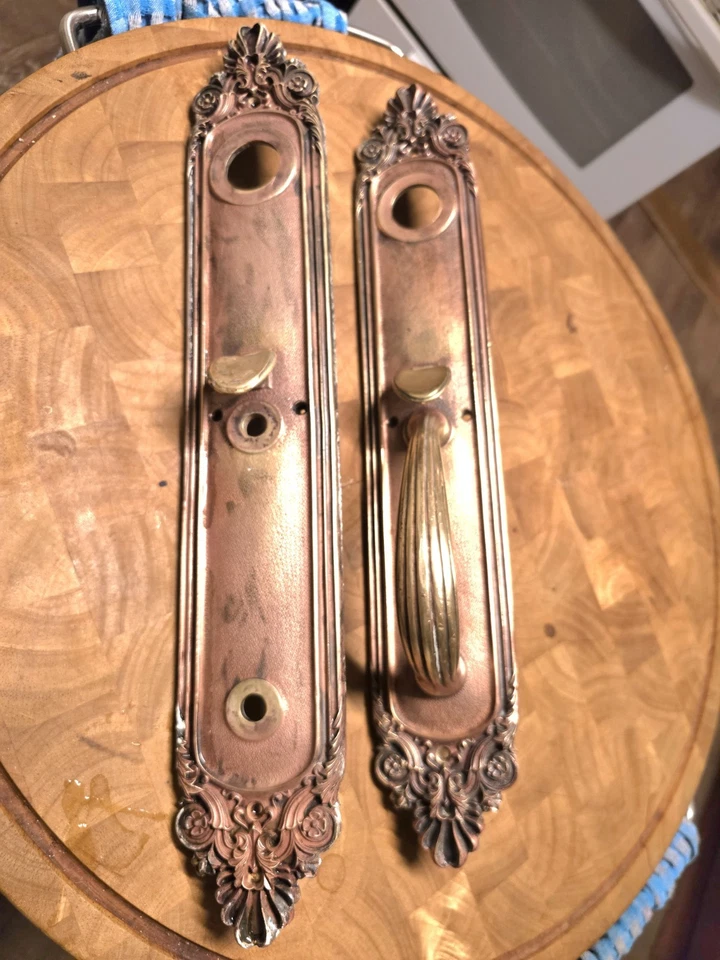 Tirador de puerta victoriano de principios de 1900 manija de pulgar placa de bronce superposición de cobre. 18" Foto 1 de 3
