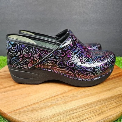 Zueco para mujer Dansko XP 2.0 púrpura grabado floral charol sin cordones talla 36 EU/6 EE. UU. Foto 1 de 4
