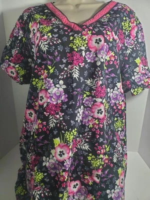 Blusa Médica Dickies Ditsy Floral Negra Colorida Rosa Flores Cuello en V Talla XL Foto 1 de 3