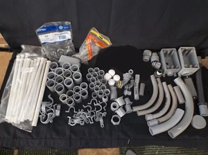 RIESIGES KONVOLUT ~115 Stück PVC ROHR Boxen, 90 Grad, Netco, Kupplungen, Halterungen - Bild 1 von 14