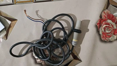 OMRON E2K-X8MY1 CAPACITIVE PROXIMITY SWITCH 100-240 VAC 2M - Image 1 of 4