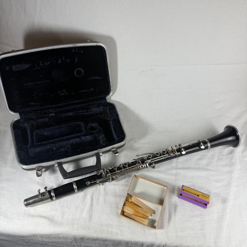 Clarinete Conn Vintage Modelo 16 Completo Con Estuche Boquilla Cañas NECESITA CORCHOS Foto 1 de 4