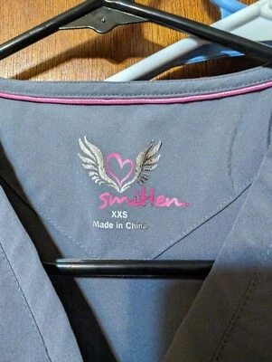 Blusa Médica Smitten Para Mujer Talla XXS Gris Estrella de Rock Túnica Cuello en V Foto 1 de 4