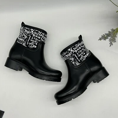 Botas de lluvia DKNY para mujer sin cordones 'lluvia' talla US 6 negras blancas con estampado de logotipo texturizado Foto 1 de 4