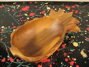 Cuenco de madera tallada con nuez de piña - Imagen 1 de 4