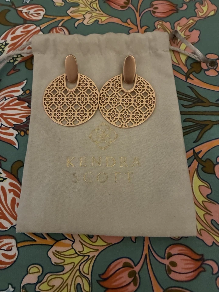 Pendientes Kendra Scott Didi de oro rosa en filigrana de oro rosa. Minorista $85 Foto 1 de 3