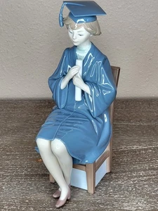 Lladro Spain 5199 GIRL GRADUATE Porcelain Figurine Cap & Gown 10.5" Original Box - Picture 1 of 8