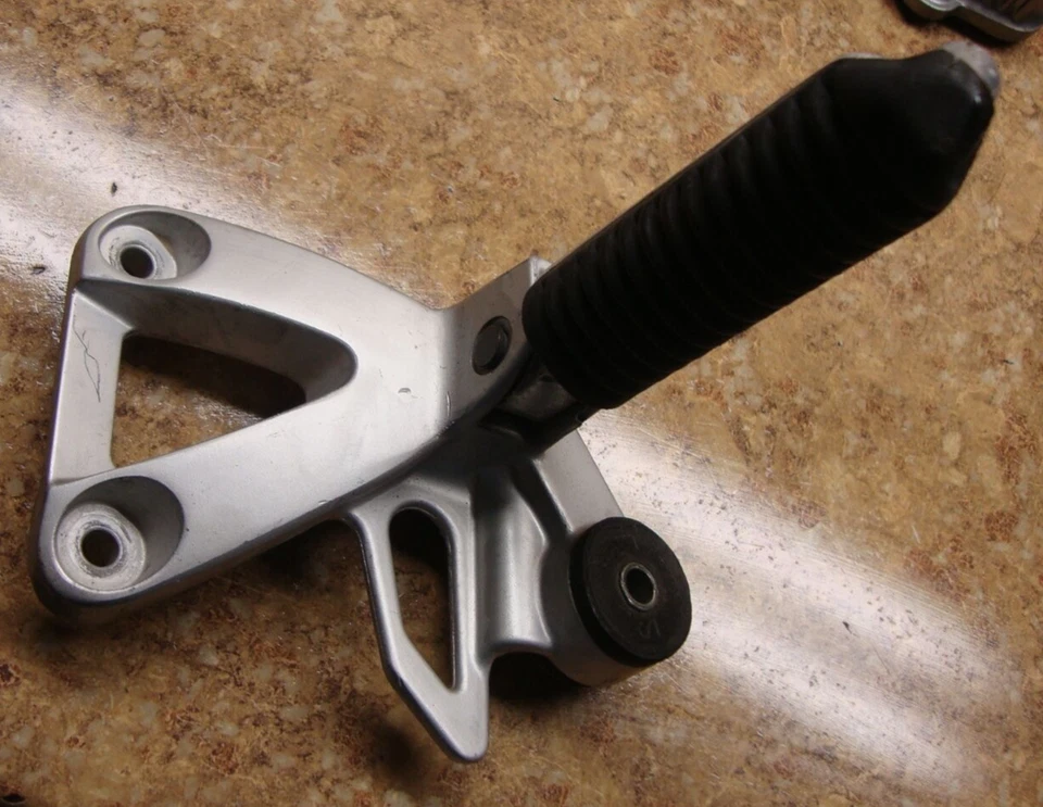 Suzuki Katana GSX600F GSX 600 F GSX600 2001 reposapiés trasero derecho reposapiés trasero pedal trasero Foto 1 de 1