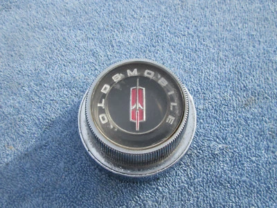 Oldsmobile Starfire 1965 tapa de bocina Foto 1 de 4