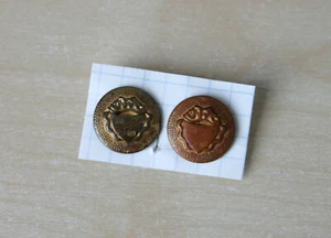 2 ANCIEN BOUTONS - BLASON ECUSSON ARMOIRIE DORÉ ROUGE & BLEU - VERS 1850 - 15mm - Picture 1 of 2