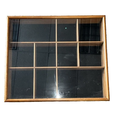 Tannery Lane Co. Frente de cristal de curiosidades de madera. Foto 1 de 4