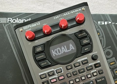 Roland SP-404MKII Sampler, fast neuwertig, mit austauschbaren Custom Skins - Bild 1 von 4