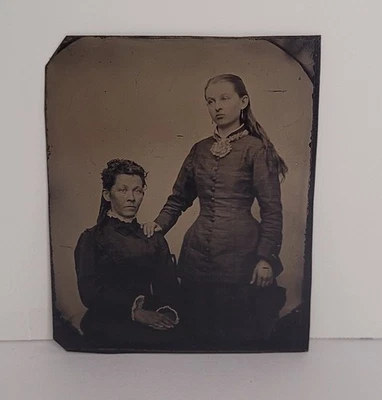 Fotografia antiga tipo tinta 1880 2 mulheres em roupas vitorianas - Imagem 1 de 4