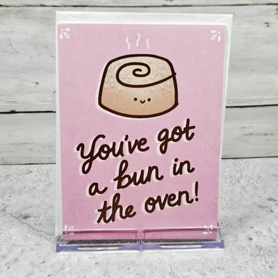 Tarjeta de bebé American Greetings 4x6 solo guiño moño rosa en el horno humor brillante Foto 1 de 4