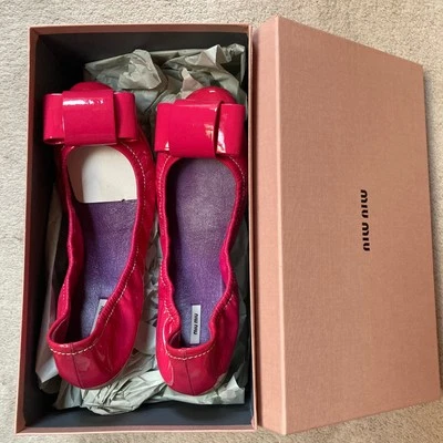 TOTALMENTE NUEVO Miu Miu Lo último rosa charol arco ballet arcos planos 39 EU / 8 EE. UU.  Foto 1 de 4